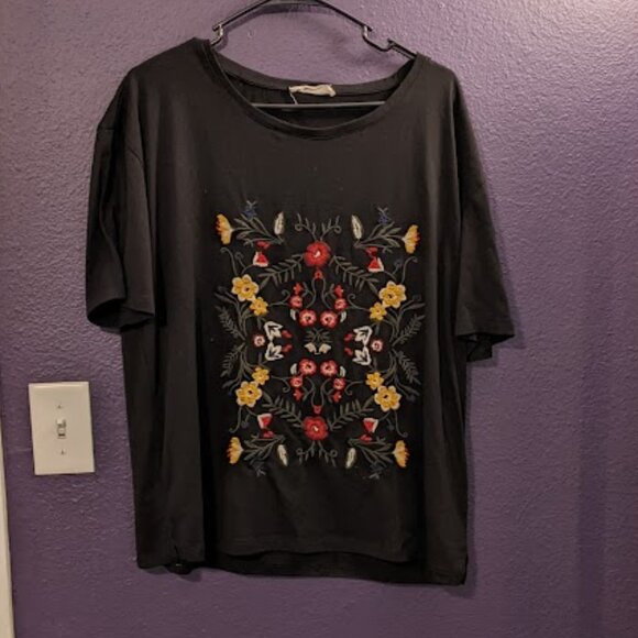 Les Amis Tops - "Les Amis" Floral Embroidered Tee in Size L